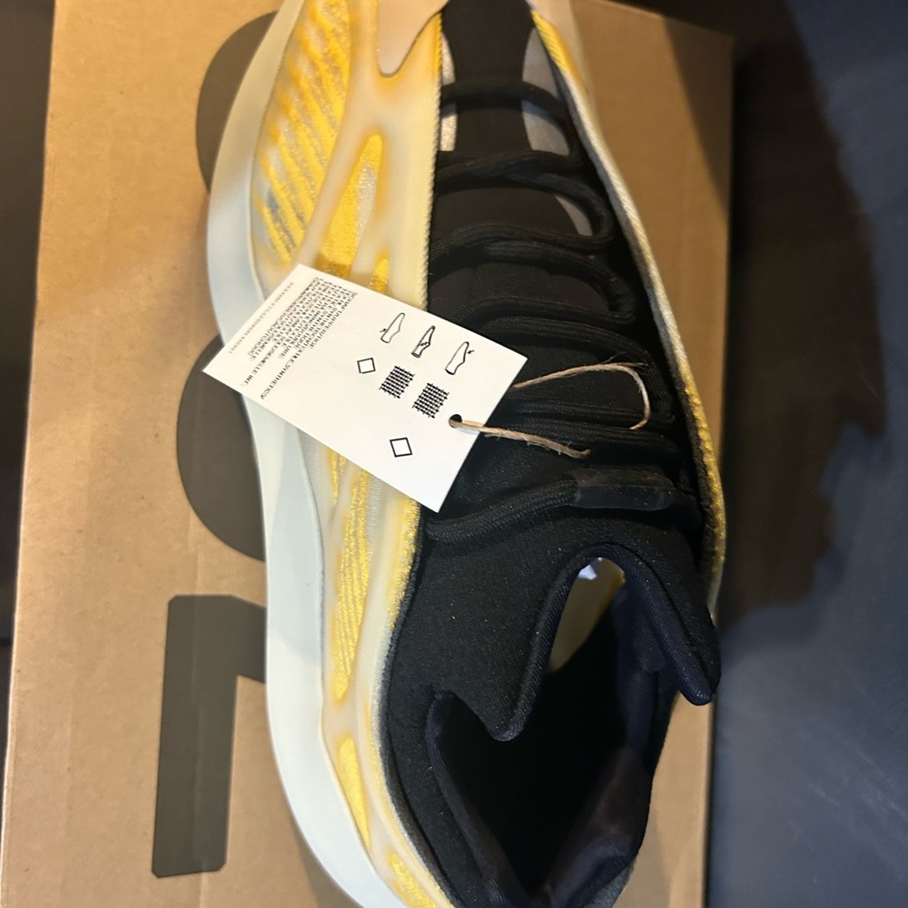 Yeezy 700 - Picture 3 of 5